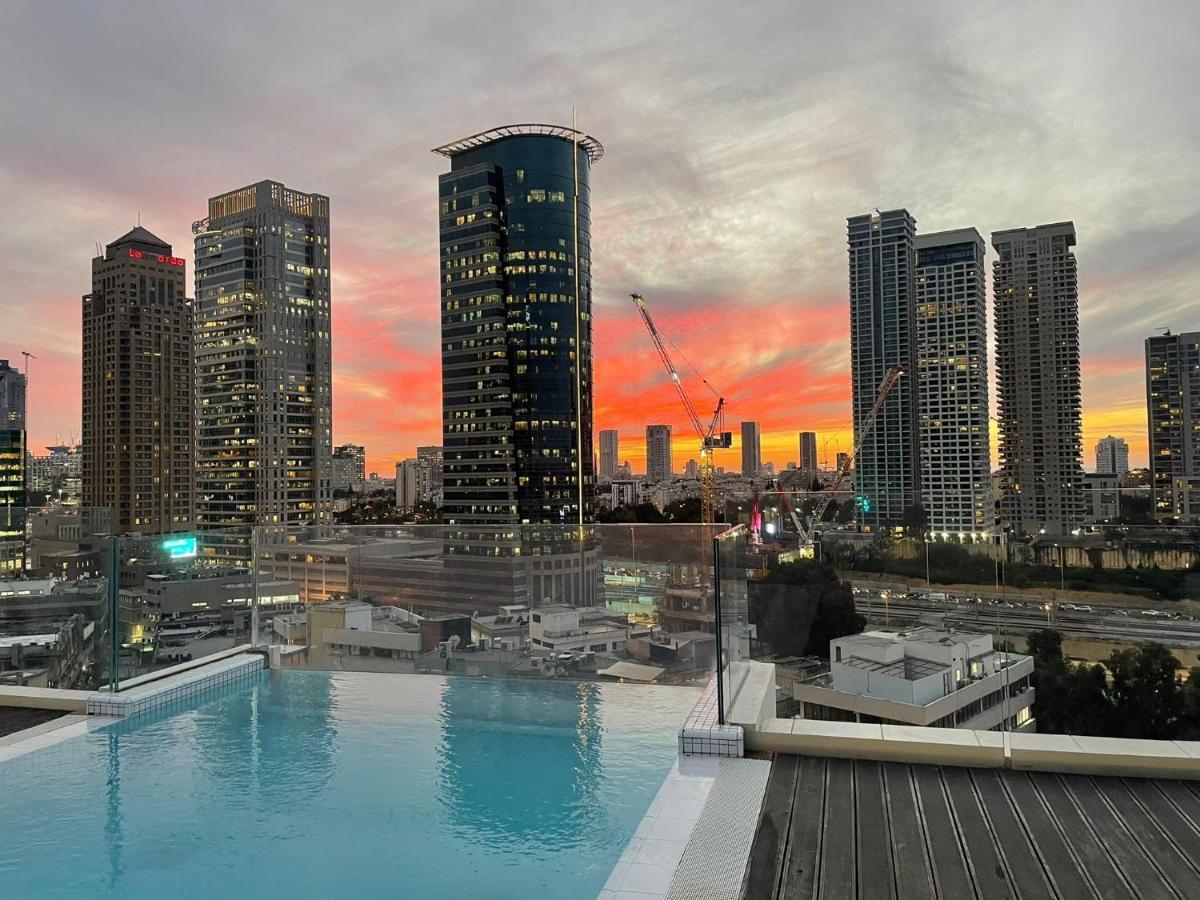 Hotel Indigo Tel Aviv - Diamond District By Ihg Гиватаим Экстерьер фото View from rooftop pool at The Standard East Village