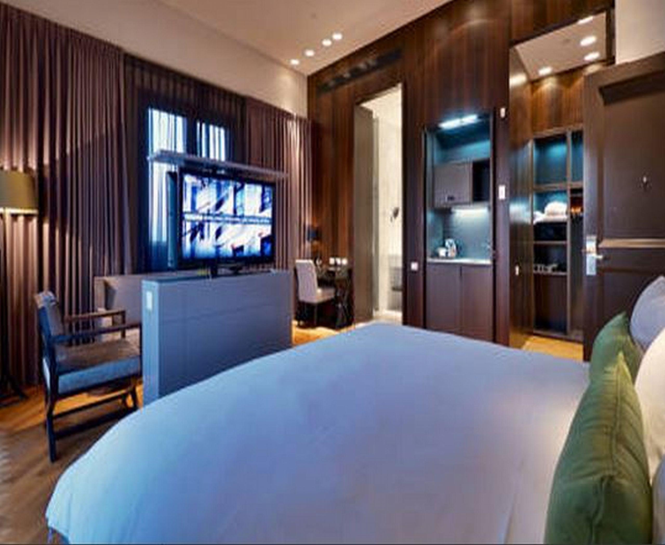 Hotel Indigo Tel Aviv - Diamond District By Ihg Гиватаим Экстерьер фото A bedroom at the Mandarin Oriental, Hong Kong
