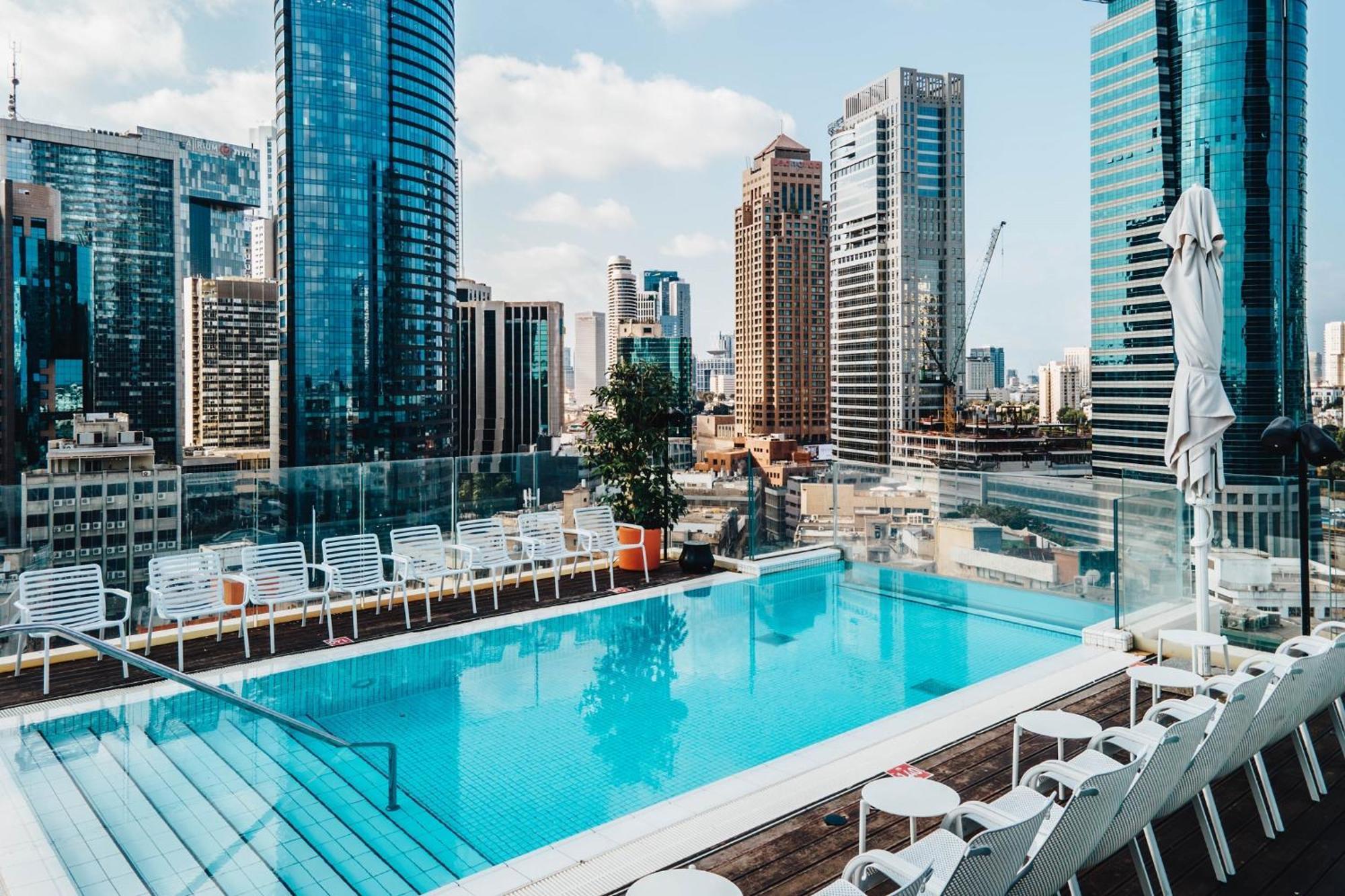 Hotel Indigo Tel Aviv - Diamond District By Ihg Гиватаим Экстерьер фото The rooftop pool at the hotel