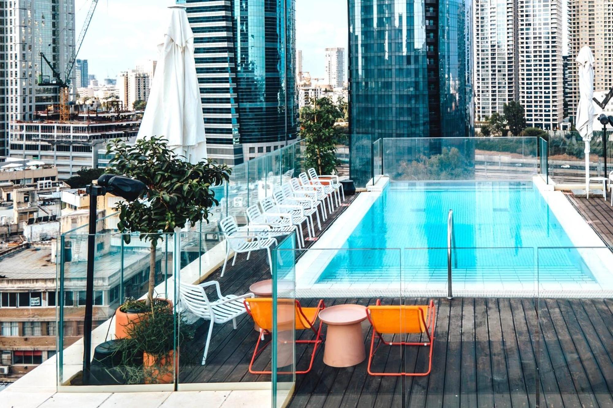 Hotel Indigo Tel Aviv - Diamond District By Ihg Гиватаим Экстерьер фото The rooftop pool at the Hotel