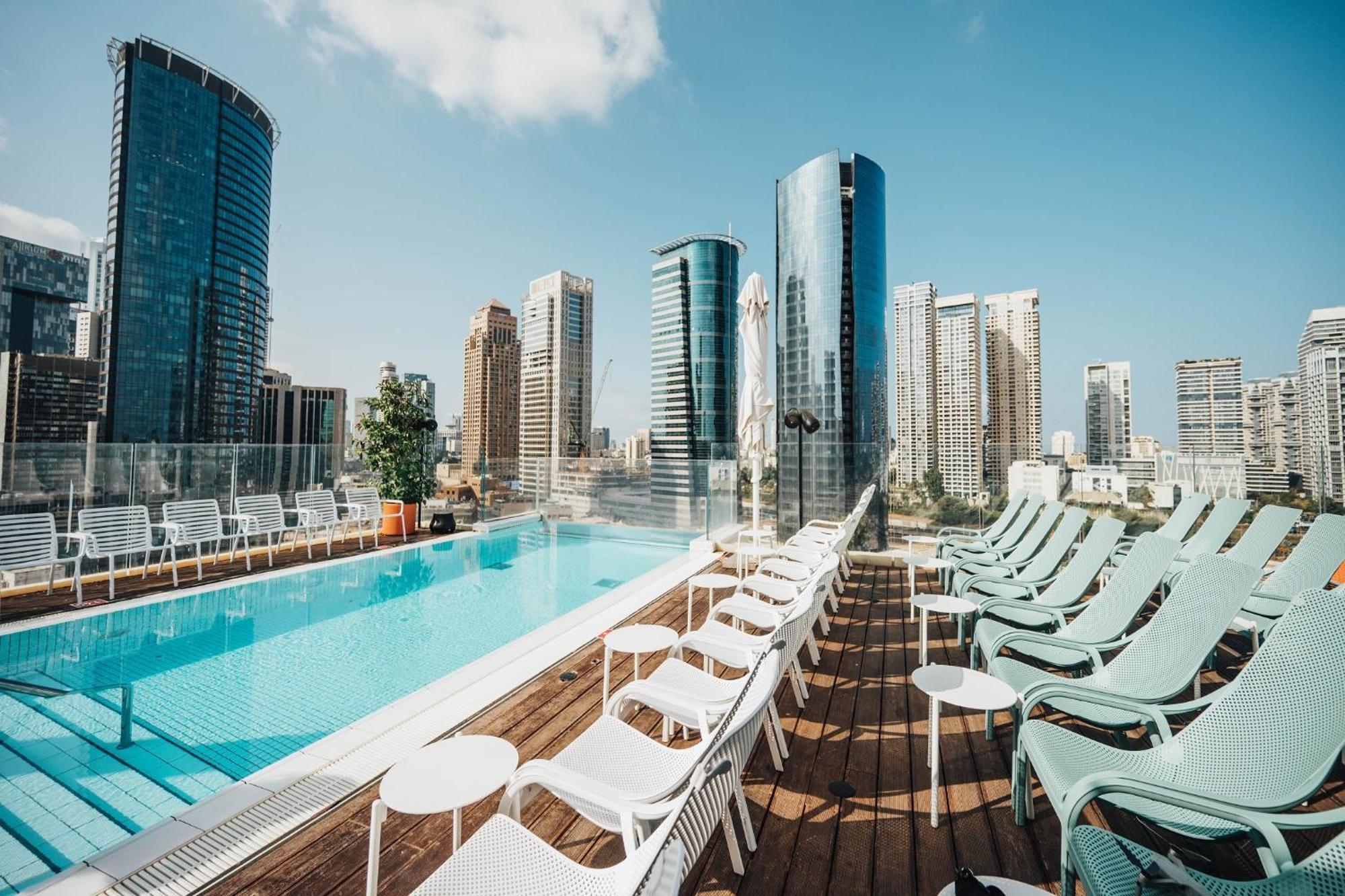 Hotel Indigo Tel Aviv - Diamond District By Ihg Гиватаим Экстерьер фото Rooftop pool at the Hilton Tel Aviv