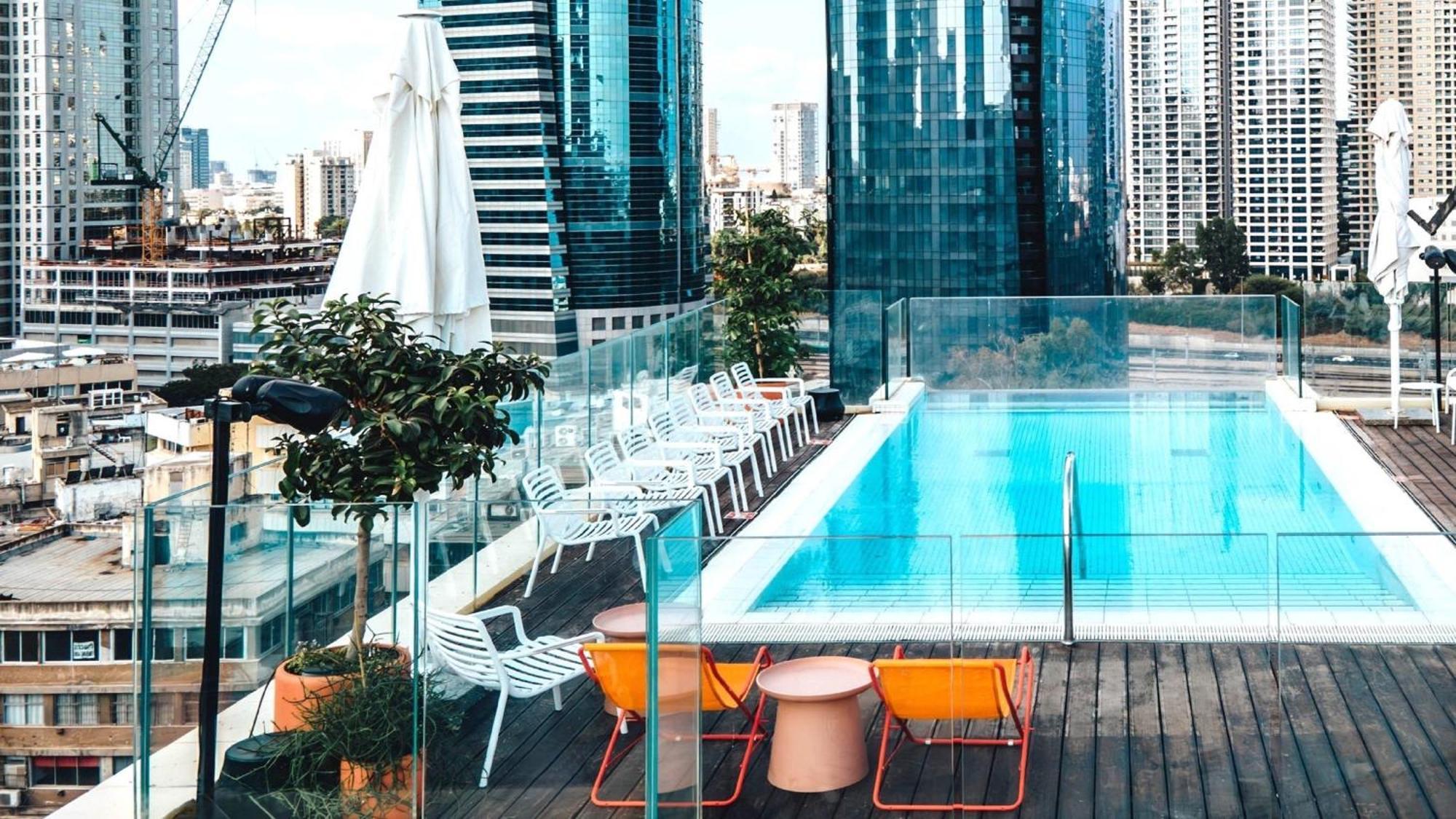 Hotel Indigo Tel Aviv - Diamond District By Ihg Гиватаим Экстерьер фото The rooftop pool at the hotel