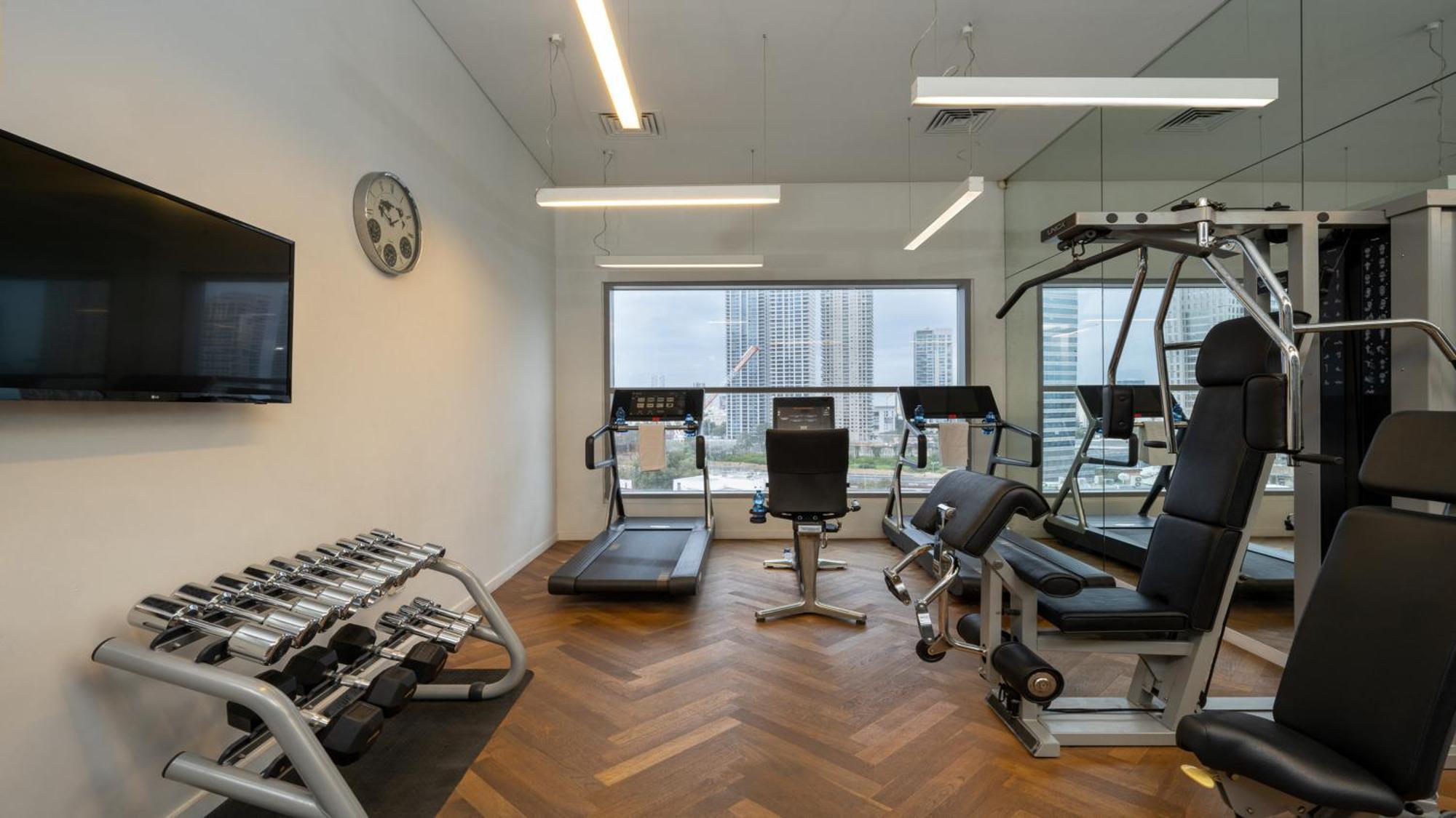 Hotel Indigo Tel Aviv - Diamond District By Ihg Гиватаим Экстерьер фото The gym at the hotel